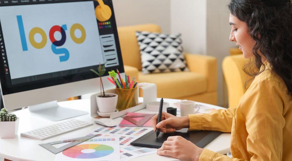 Chica personalizando un logo con una tableta digital