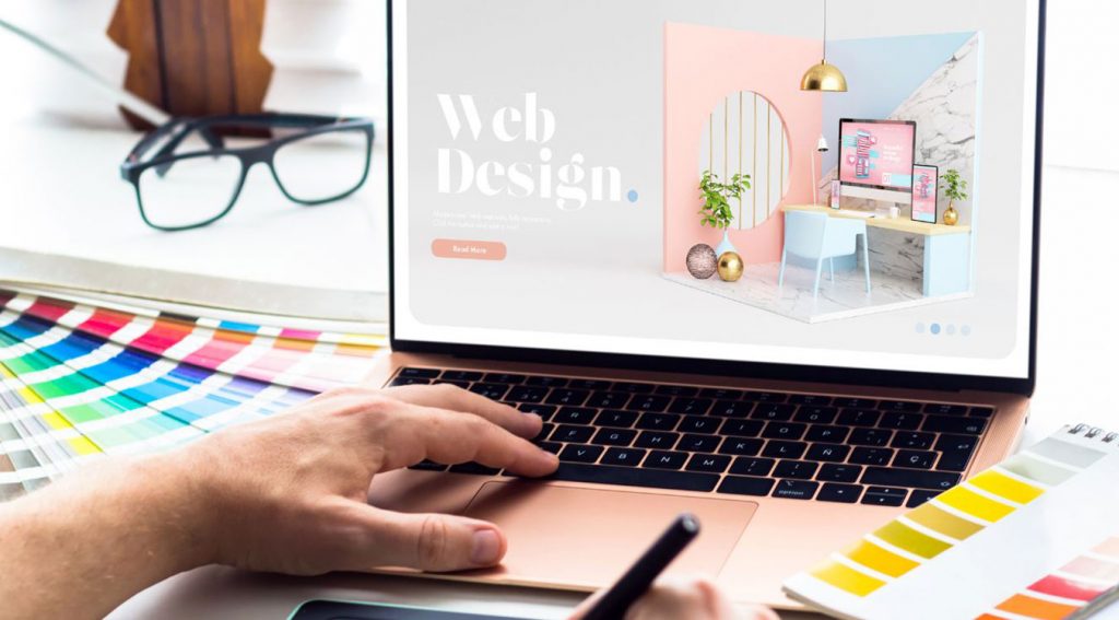 Pantalla mostrando página web elegante y minimalista