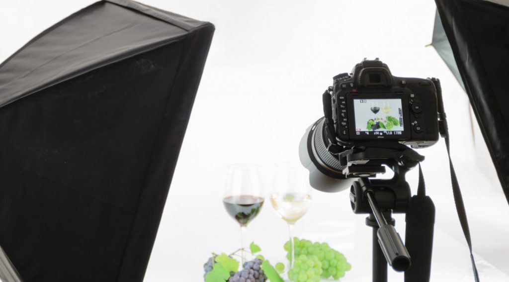 Cámara haciendo fotografía a productos para conseguir un mejor resultado en las publicaciones