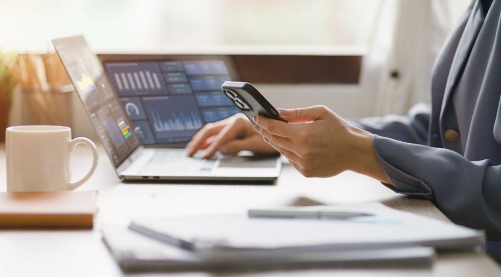 Mostrando unas manos gestionando un anuncio para las plataformas digitales