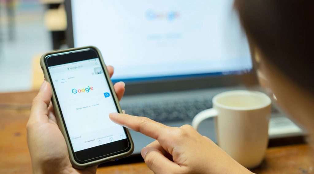 Pantalla de movil mostrando la gestión del perfil de Google