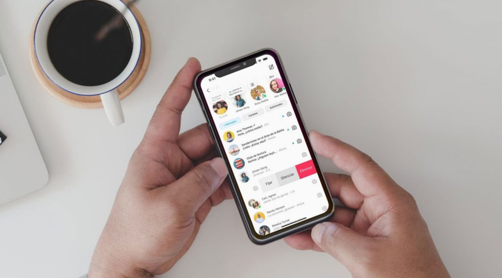 Pantalla de movil mostrando interacciones con la comunidad en Redes Sociales