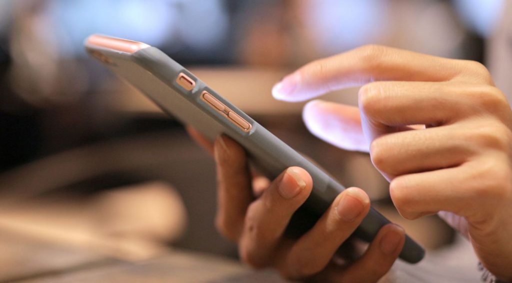 Manos respondiendo las valoraciones o reseñas de Google de una empresa