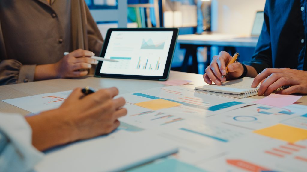 Agencia de marketing ideando estrategias sobre las estadísticas de un negocio