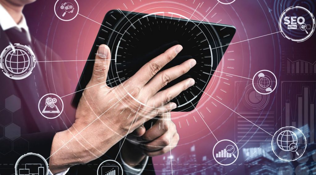 Mostrando un dispositivo con iconos que representan los diferentes aspectos del SEO