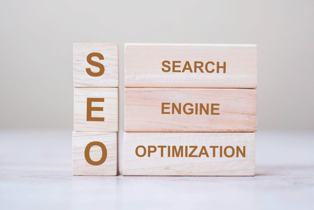 Imagen representativa del SEO en bloques, formando la frase Search Engine Optimization