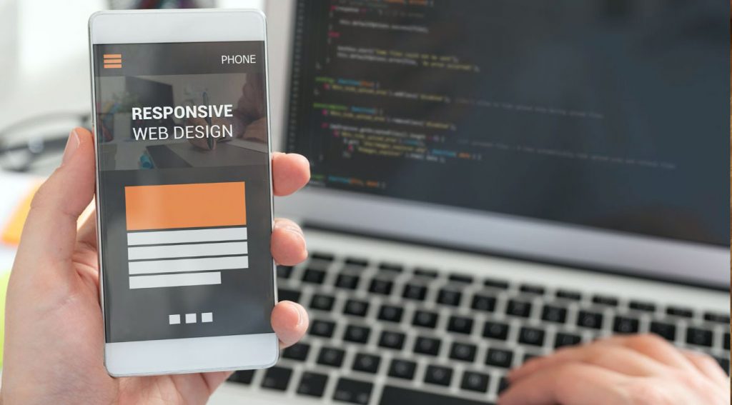 Mostrando la pantalla de un móvil y una web en un diseño responsive adecuado.